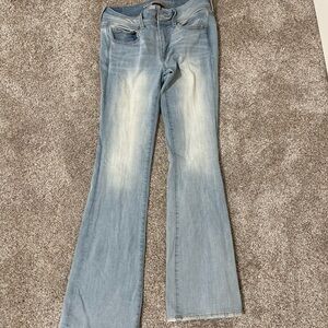 You get all 4 pair AE jeans all size 8
